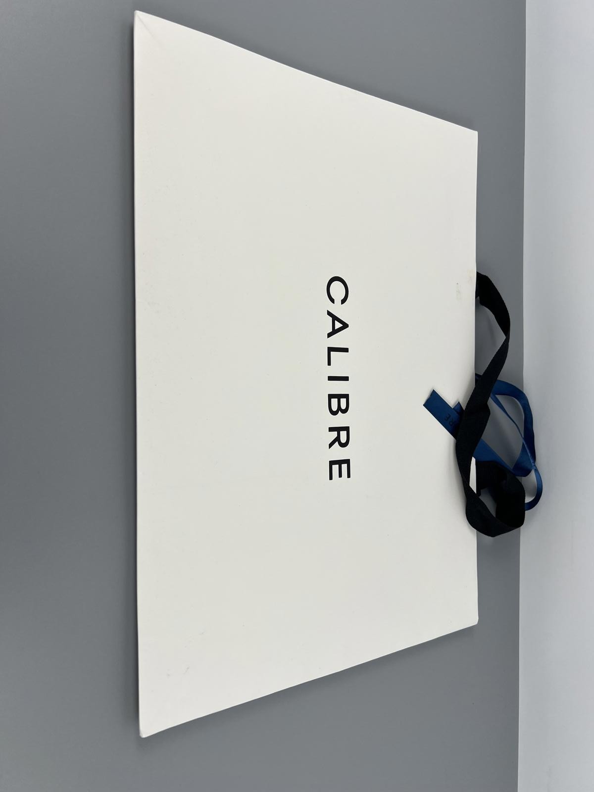 Calibre Luxury White Gift Bag with Ribbon Handles