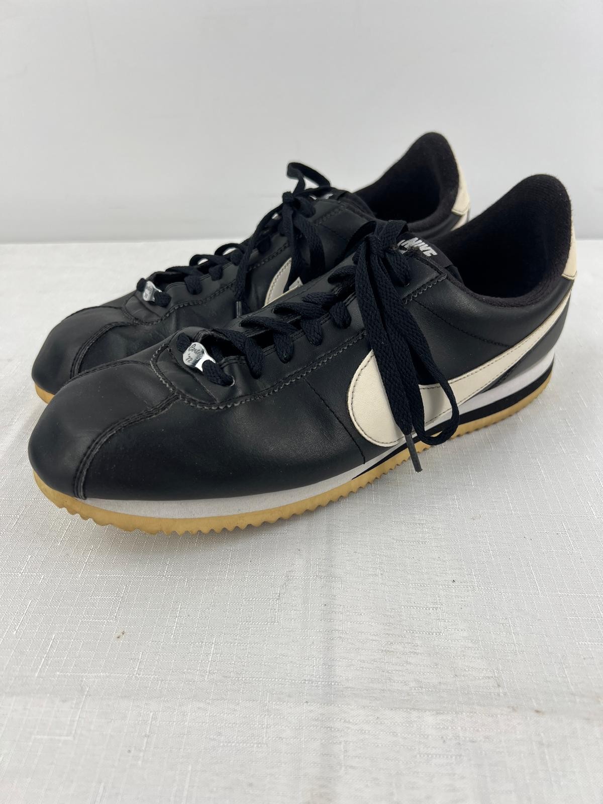 Nike black white lace up trainers UK 10