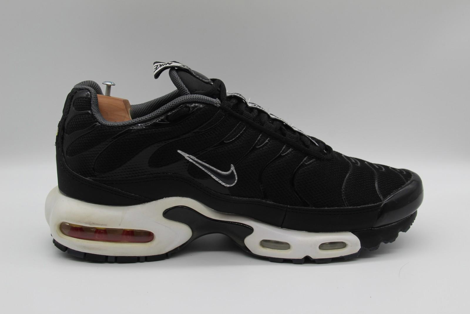 Nike Air Max Plus SE TN - Black/White - Q4128-100